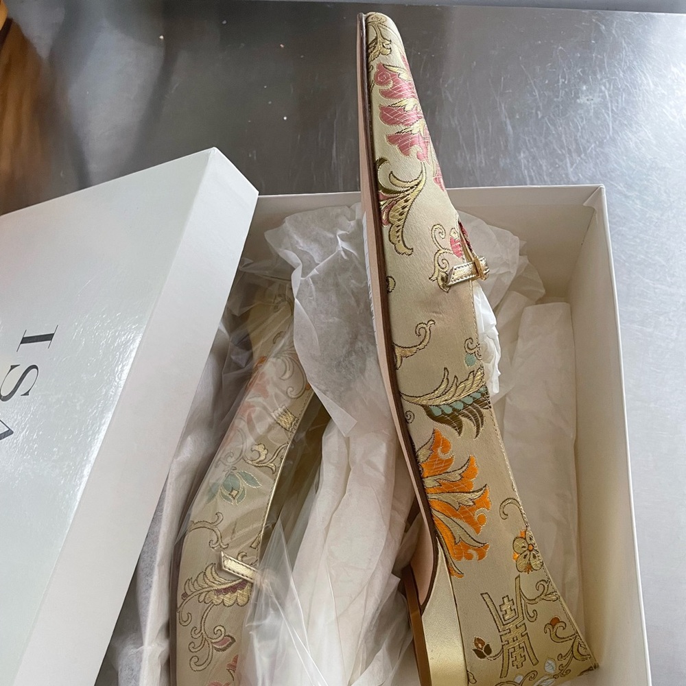 Original Isaac Mizrahi shoes “ Beautiful, Made in Italy Not from Target shoes! - Picture 2 of 3